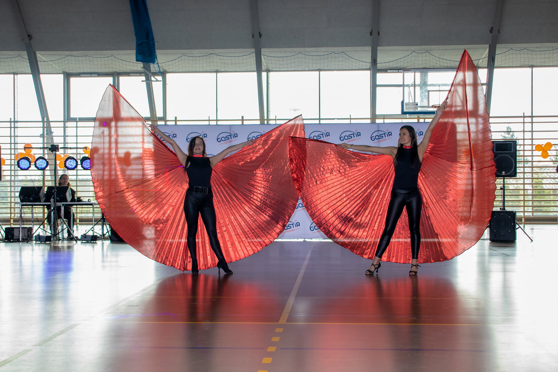 Na zdjęciu dwie instruktorki podczas pokazu tanecznego ze skrzydłami 