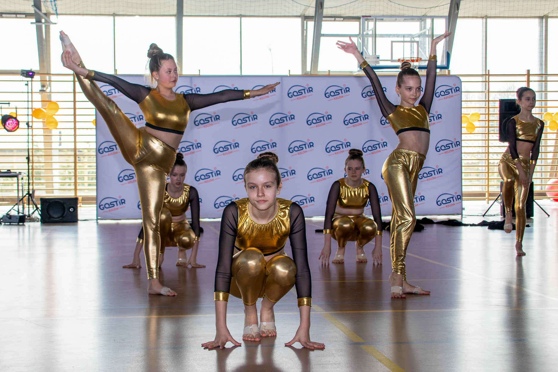 Na zdjęciu pokazy taneczne grupy cheerleaderek w złotych strojach
