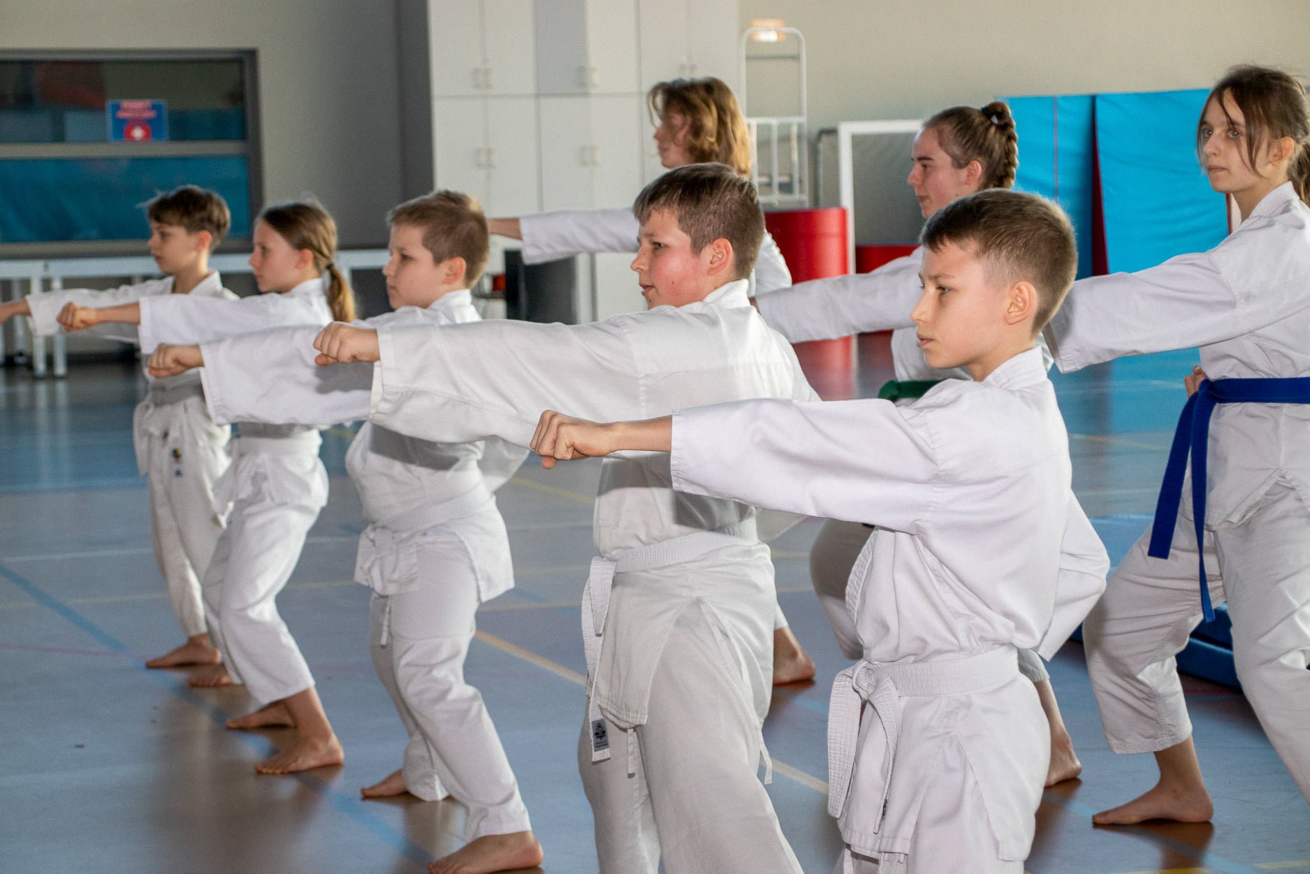 Na zdjęciu pokaz dzieci z grupy karate